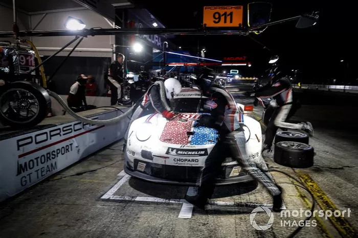 #911 Porsche GT Team Porsche 911 RSR, GTLM: Patrick Pilet, Nick Tandy, Frederic Makowiecki, pit stop
