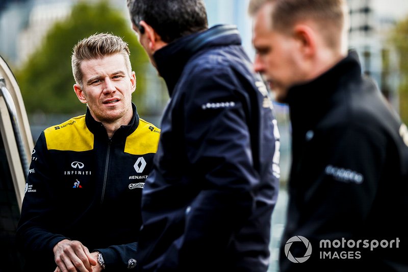 Nico Hulkenberg, Renault F1 Team, Guenther Steiner, Team Principal, Haas F1 e Kevin Magnussen, Haas F1 Team, si dirigono verso l'evento a Federation Square
