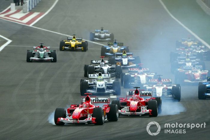 Michael Schumacher, Ferrari F2004 y Rubens Barrichello, Ferrari F2004 ambos se cierran al inicio de la carrera