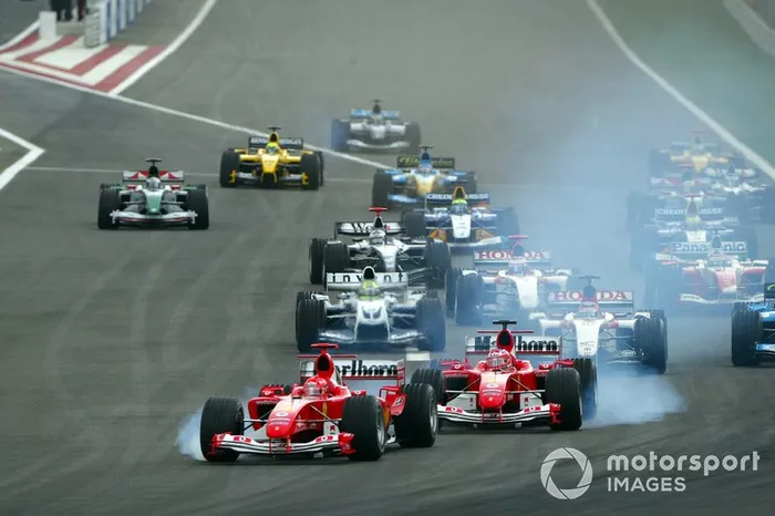 Michael Schumacher, Ferrari F2004 y Rubens Barrichello, Ferrari F2004 ambos se cierran al inicio de la carrera