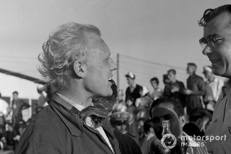Mike Hawthorn bebe y fuma