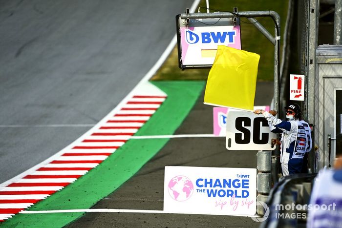 Los oficiales de pista despliegan el tablero de Safety Car