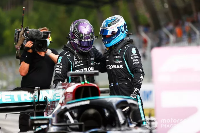 Lewis Hamilton, Mercedes, 2ª posición, y Valtteri Bottas, Mercedes, 3ª posición, se felicitan mutuamente en el Parc Ferme
