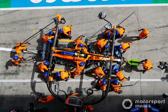 Lando Norris, McLaren MCL35M, pit stop