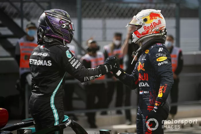 Segundo lugar Max Verstappen, Red Bull Racing, felicita al ganador  Lewis Hamilton, Mercedes, en Parc Ferme