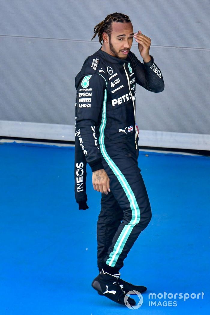 Lewis Hamilton, de Mercedes, llega al Parc Ferme tras conseguir su pole número 100 en la F1