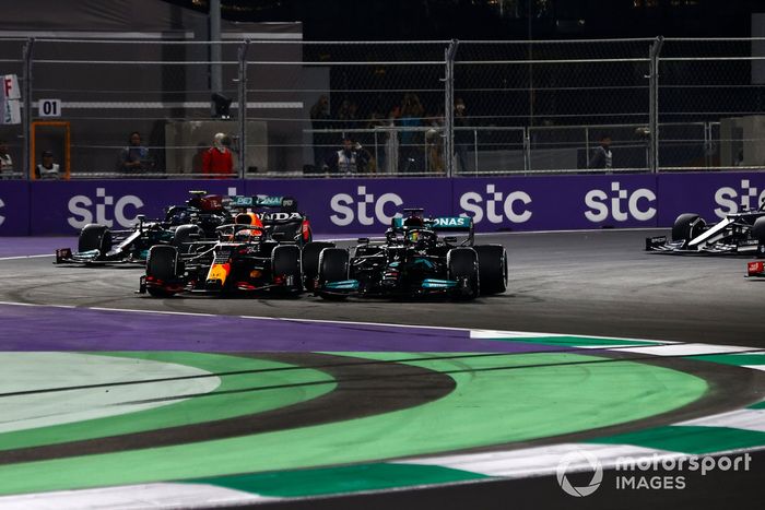 Max Verstappen, Red Bull Racing RB16B, y Lewis Hamilton, Mercedes W12, luchan en la reanudación