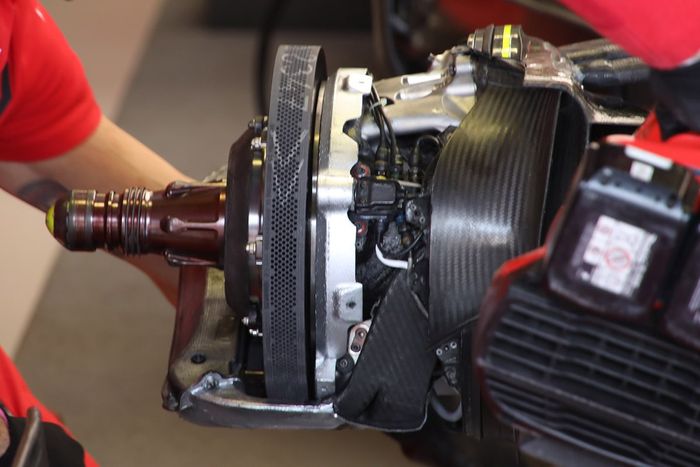 Detalle del freno delantero del Ferrari SF21