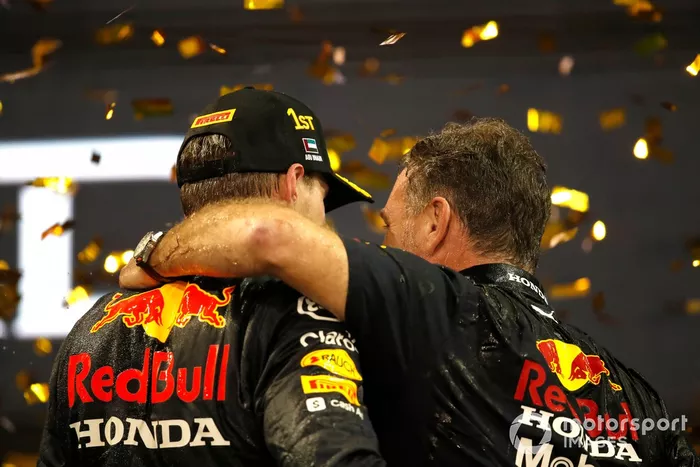 Podio: campeón de pilotos de 2021, Max Verstappen, Red Bull Racing, Christian Horner, director del equipo, Red Bull Racing