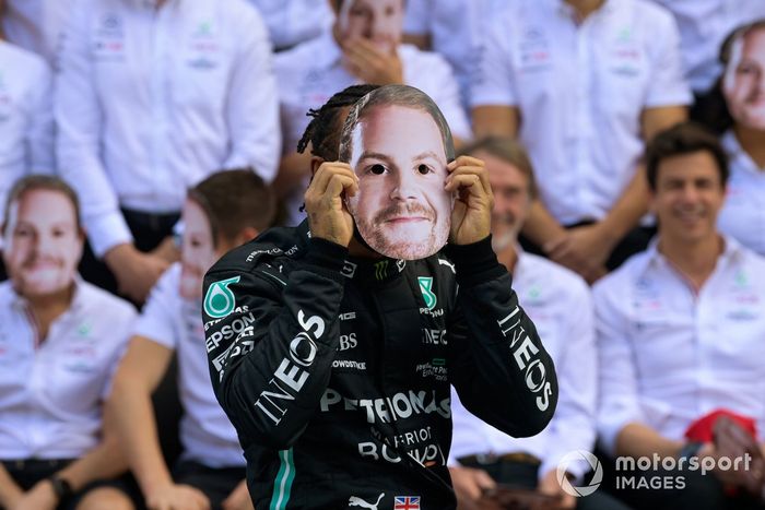 Lewis Hamilton, de Mercedes, lleva una máscara de Valtteri Bottas 