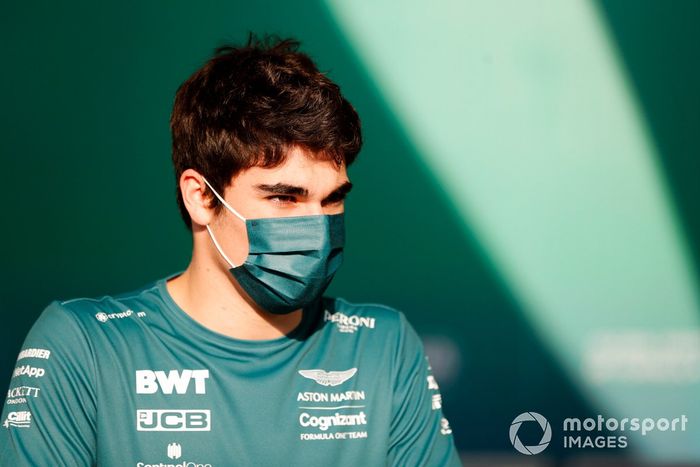 Lance Stroll, Aston Martin, habla con los medios