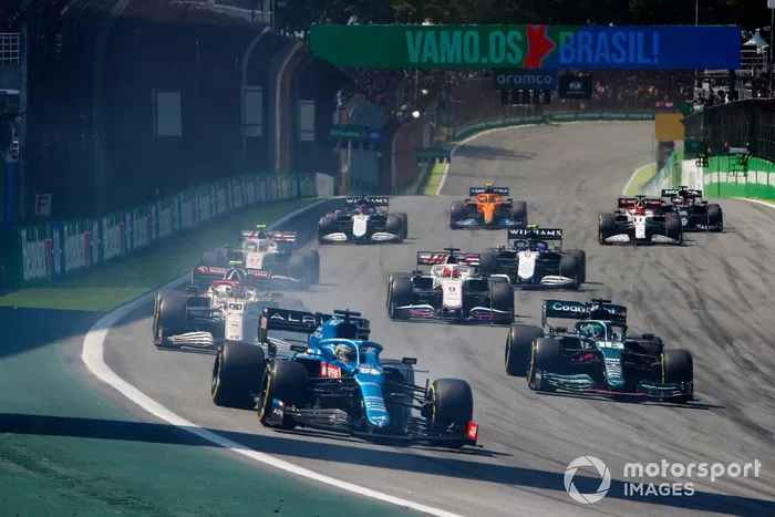 Fernando Alonso, Alpine A521, Lance Stroll, Aston Martin AMR21, Antonio Giovinazzi, Alfa Romeo Racing C41, Nikita Mazepin, Haas VF-21, y el resto de la parrilla tras el coche de seguridad