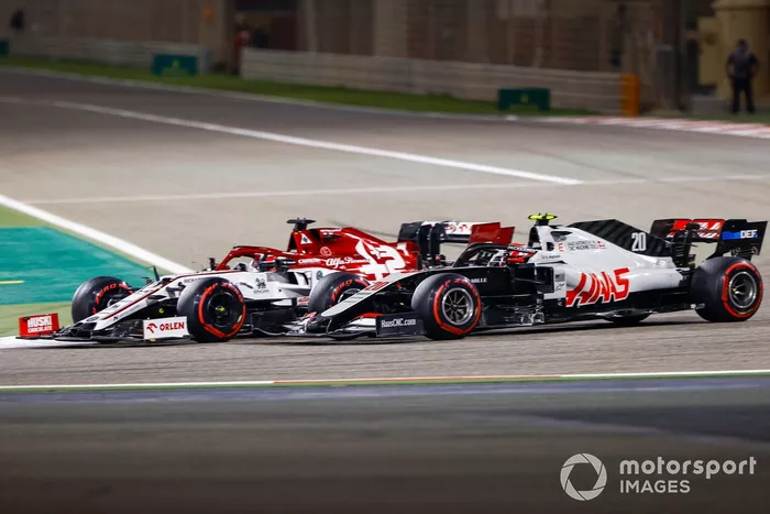 Kimi Raikkonen, Alfa Romeo Racing C39, in battaglia con Kevin Magnussen, Haas VF-20