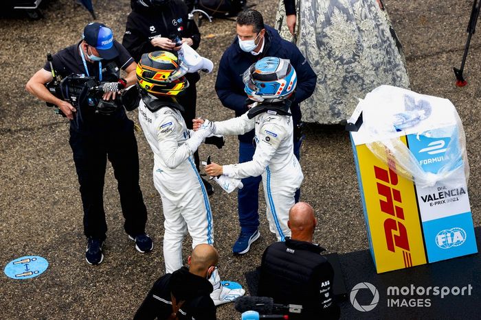 Ganador Nyck de Vries, Mercedes-Benz EQ, EQ Silver Arrow 02, Stoffel Vandoorne, Mercedes-Benz EQ, EQ Silver Arrow 02 celebran en Parc Ferme 