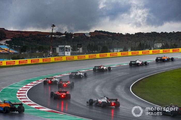 Carlos Sainz Jr., McLaren MCL35, Kevin Magnussen, Haas VF-20, Antonio Giovinazzi, Alfa Romeo Racing C39, Daniil Kvyat, AlphaTauri AT01, Pierre Gasly, AlphaTauri AT01, al inicio