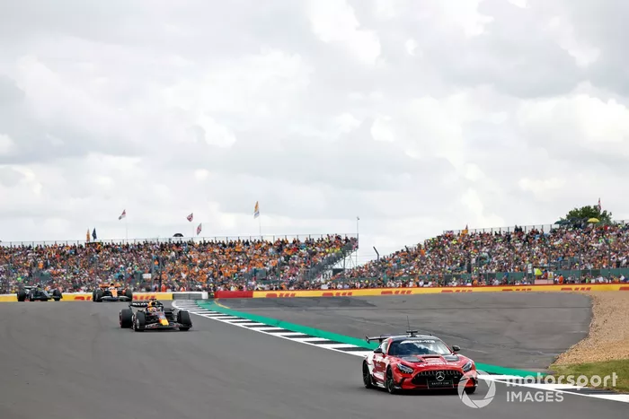 El Safety Car Max Verstappen, Red Bull Racing RB19, Lando Norris, McLaren MCL60, Lewis Hamilton, Mercedes F1 W14