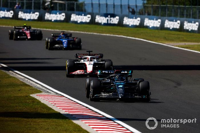 George Russell, Mercedes F1 W14, Kevin Magnussen, Haas VF-23, Alex Albon, Williams FW45