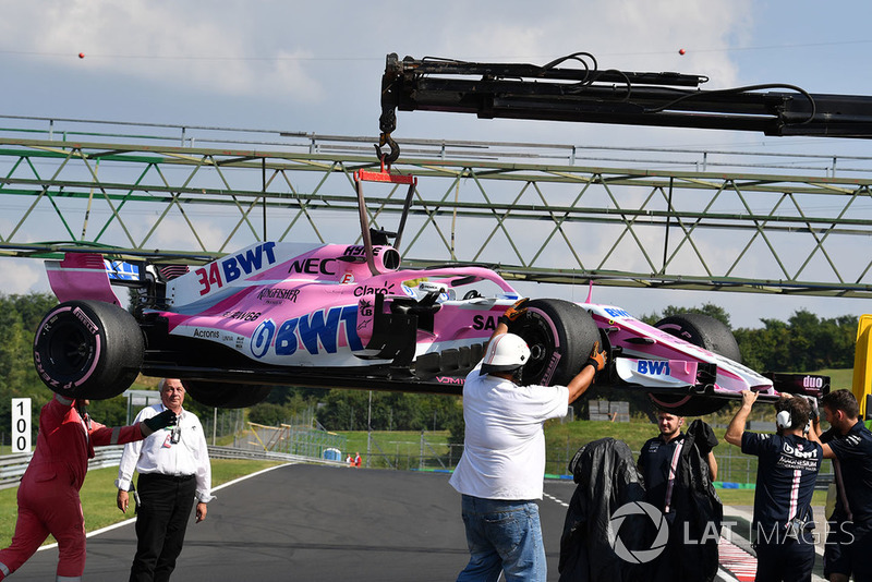 El coche de Nikita Mazepin, Force India VJM11 en la grúa