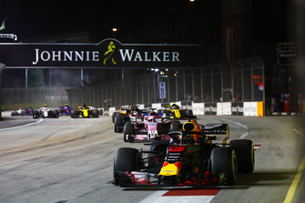Daniel Ricciardo, Red Bull Racing RB14, Sergio Perez, Racing Point Force India VJM11, Romain Grosjean, Haas F1 Team VF-18, Fernando Alonso, McLaren MCL33, Carlos Sainz Jr., Renault Sport F1 Team R.S. 18