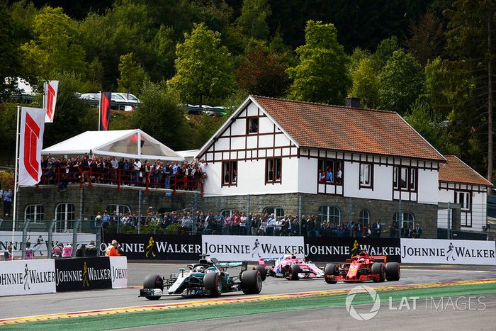 Lewis Hamilton, Mercedes AMG F1 W09,  Sebastian Vettel, Ferrari SF71H, y Esteban Ocon, Racing Point Force India VJM11,  vuelta de formación