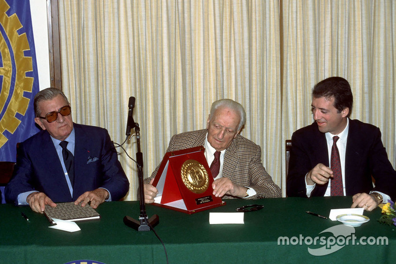 Enzo Ferrari et son fils Piero Ferrari avec le président de la FIA Jean-Marie Balestre en 1987