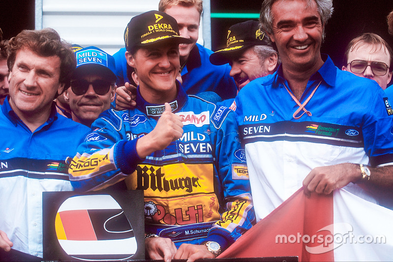 Weltmeister Michael Schumacher mit Tom Walkinshaw und Flavio Briatore