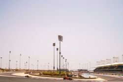 Daniel Ricciardo, Red Bull Racing RB13 y Nico Hulkenberg, Renault Sport F1 Team RS17