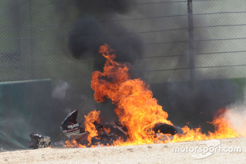 La moto en fuego de Eugene Laverty, Milwaukee Aprilia World Superbike Team