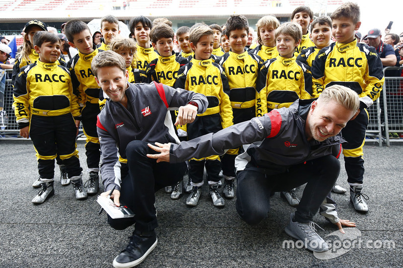 Romain Grosjean, Haas F1 Team, Kevin Magnussen, Haas F1 Team y pilotos del RACC junior Kart