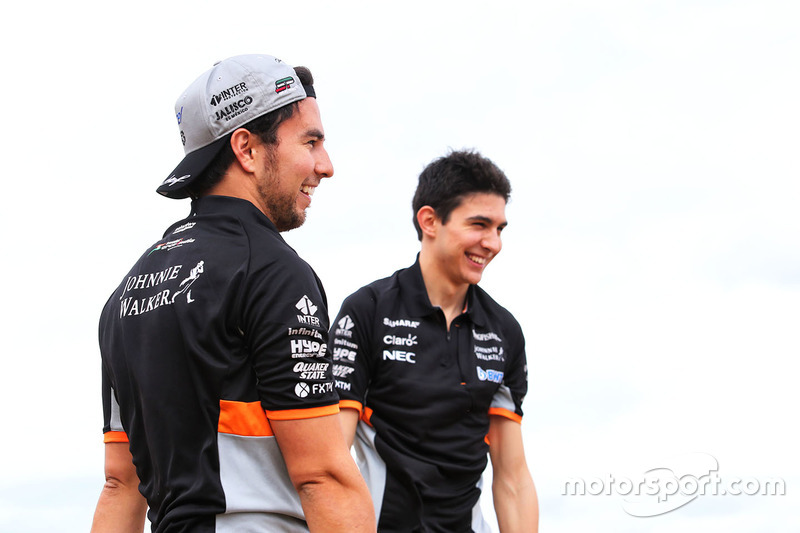 Серхіо Перес, Sahara Force India F1, та Естебан Окон, Sahara Force India F1 Team, грають у волейбол на пляжі Брінгтон