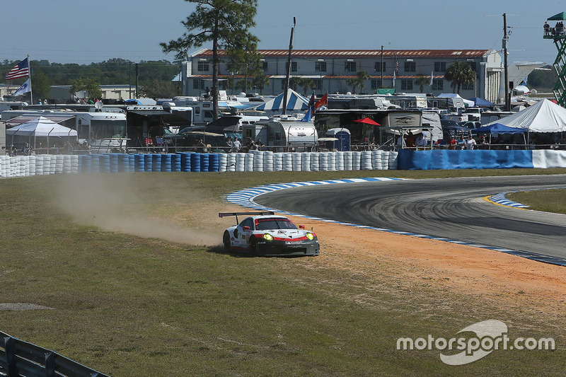 #912 Porsche Team North America Porsche 911 RSR: Kevin Estre, Laurens Vanthoor, Richard Lietz run out