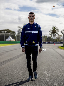 Pascal Wehrlein, Sauber, camina por el circuito