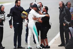 Lewis Hamilton, Mercedes AMG F1, celebra la pole con su hermano Nicolas Hamilton