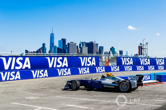 Chris Hemsworth guida una vettura di Formula E
