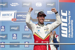 Podium: Race winner Esteban Guerrieri, Campos Racing, Chevrolet RML Cruze TC1