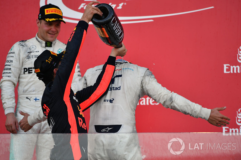 Podio: ganador de la carrera Daniel Ricciardo, Red Bull Racing y el tercer lugar Lance Stroll, Williams celebran con champán