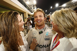 Nico Rosberg, Mercedes AMG F1 celebrates his World Championship with wife Vivian Rosberg and mother Sina Rosberg