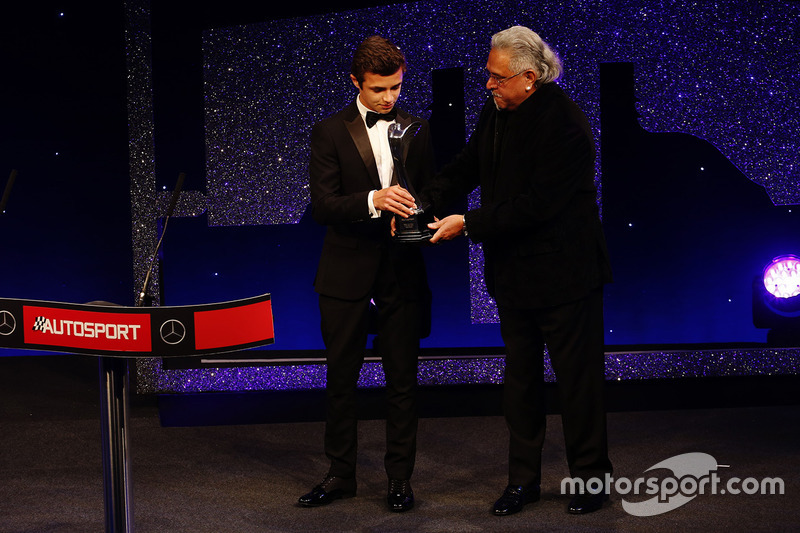 Lando Norris, gana el premio al Piloto del año del British Club, lo entregó, Vijay Mallya