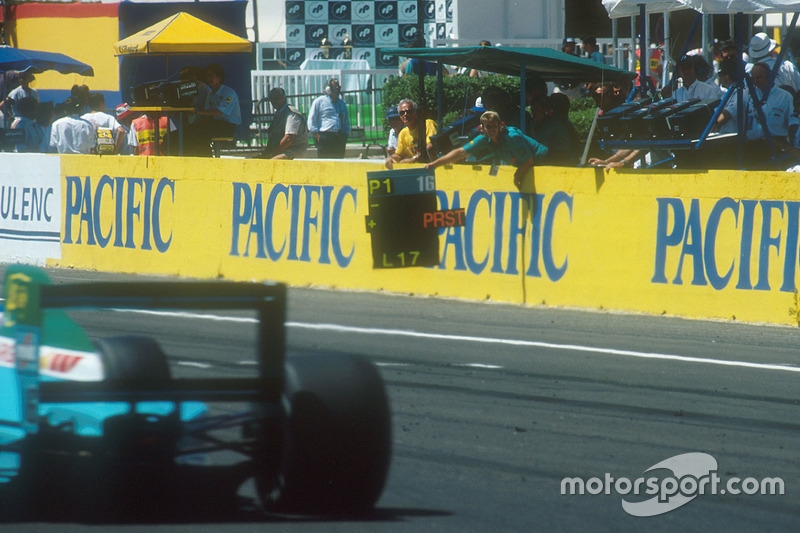 Ivan Capelli, Leyton House CG901 Judd pasa el tablero de pot, que le dice que lidera a Alain Prost