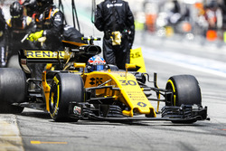 Jolyon Palmer, Renault Sport F1 Team RS17, quitte son stand après un arrêt