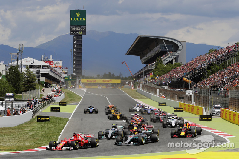 Sebastian Vettel, Ferrari SF70H, Lewis Hamilton, Mercedes AMG F1 W08, dans le premier virage au départ