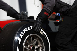 Un pneu Pirelli est changé sur la voiture de Romain Grosjean Haas F1 Team VF-17
