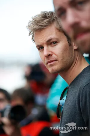 Nico Rosberg visite le paddock