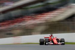 Kimi Raikkonen, Ferrari SF70H, sacando chispas