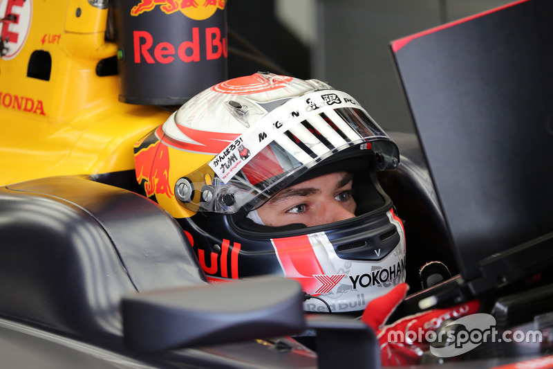 El francés, campeón de la GP2 en 2016 y de la Super Fórmula japonesa en 2017, debutó con Red Bull sustituyendo a Daniil Kvyat en el GP de Malasia de ese año. En menos de año y medio, se ganó el ascenso.