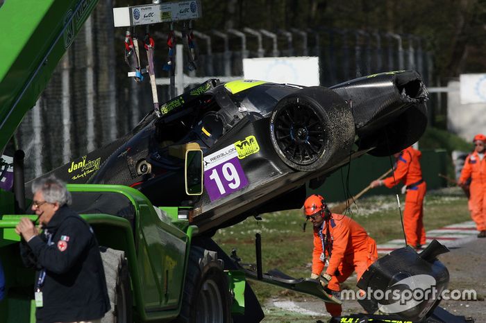 El coche #19 M.Racing - YMR, Norma M 30 - Nissan: Gwenael Delomier después del fuerte choque