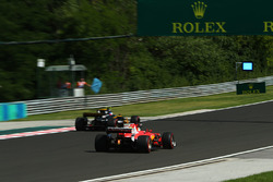Jolyon Palmer, Renault Sport F1 Team RS17, Sebastian Vettel, Ferrari SF70-H