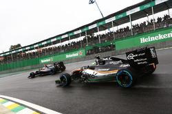 Nico Hulkenberg, Sahara Force India F1 VJM09 et Jenson Button, McLaren MP4-31 en lutte pour une position