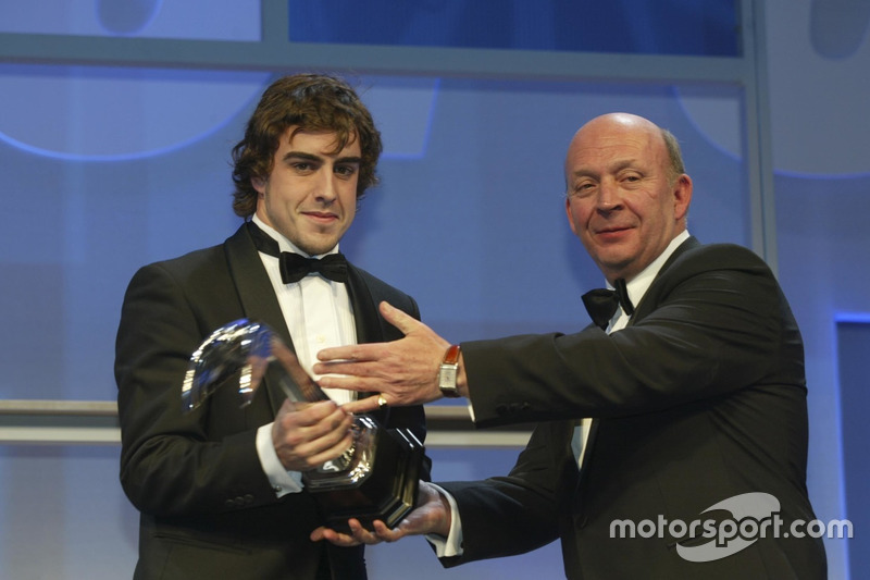 Fernando Alonso bekommt von Nigel Roebuck den Gregor Grant Award überreicht