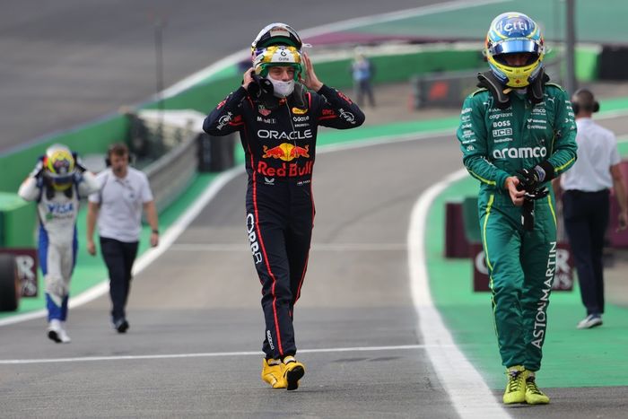 Max Verstappen, Red Bull Racing, Fernando Alonso, Aston Martin Racing